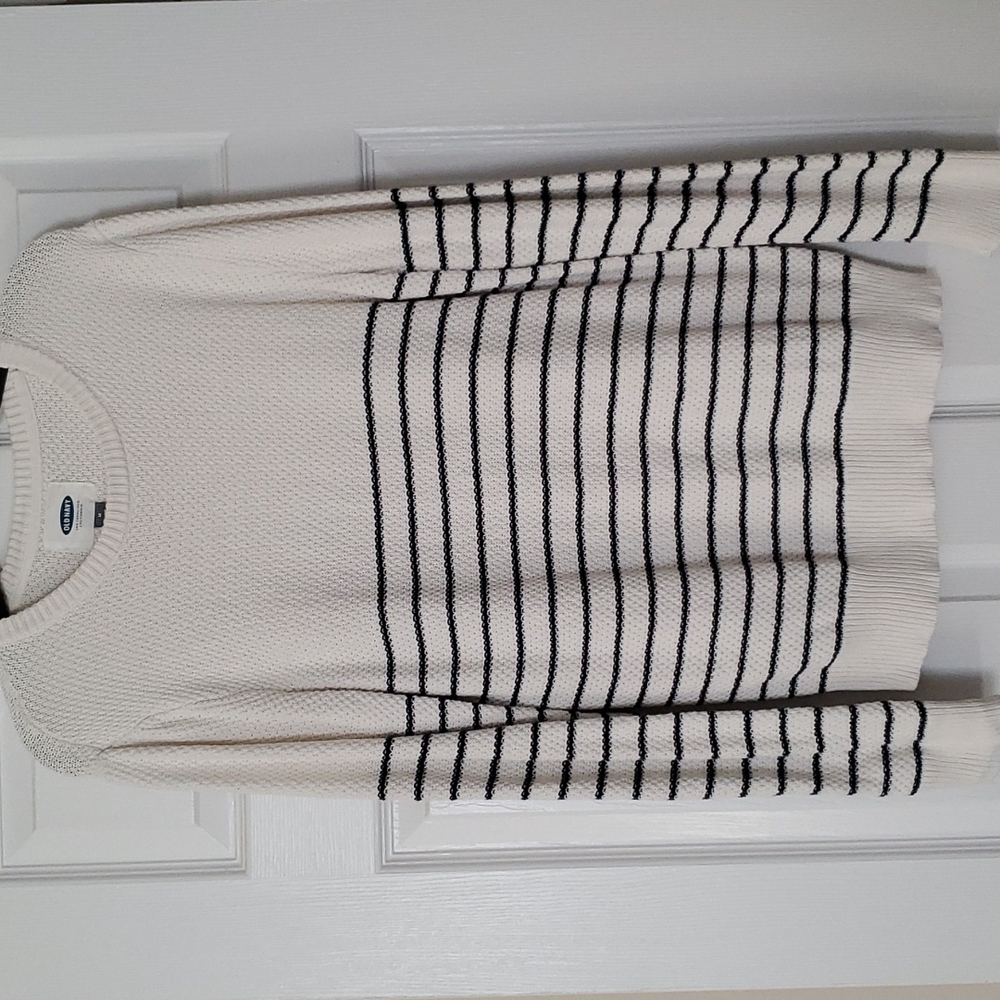 Old Navy Size Medium blue and white striped sweater 💙 perfect for leggings